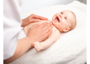 Massage bébé par maman et transmis par Delphine de La Parenthèse d'Alwen