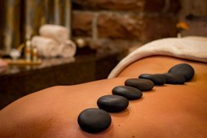 massage aux pierres chaudes par Delphine La Parenthèse d'Alwen